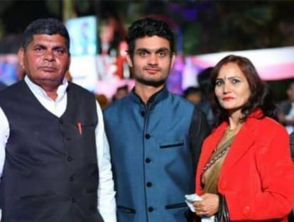क्रिकेटर शिवम अपने माता पिता के साथ
