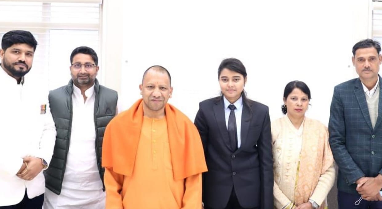 Lucknow News: CM Yogi meets Sania Mirza who is on the way to become country's first Muslim pilot