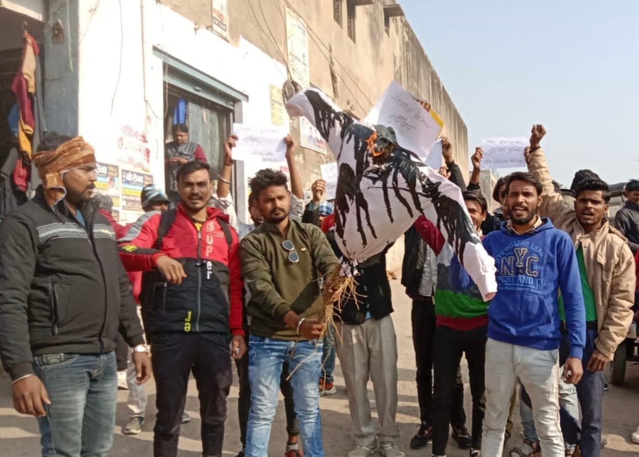 Bhim Sevak Sangh burnt effigy of Principal of Medical College