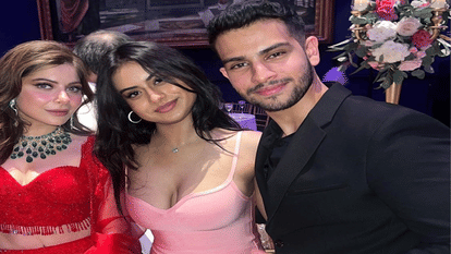 Nysa Devgan Christmas 2022 photos went viral on internet with Orhan Awatramani