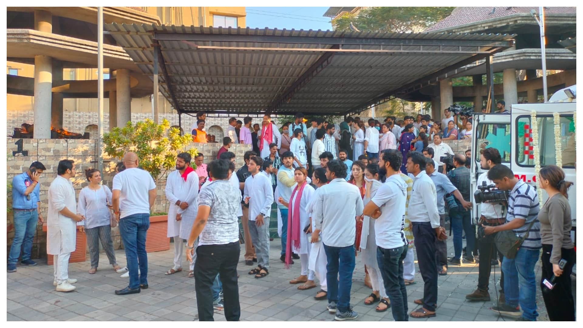 Tunisha Sharma Funeral Pictures: Actress Mother Critical Situation fainted After Seeing Her Daughter Dead Body
