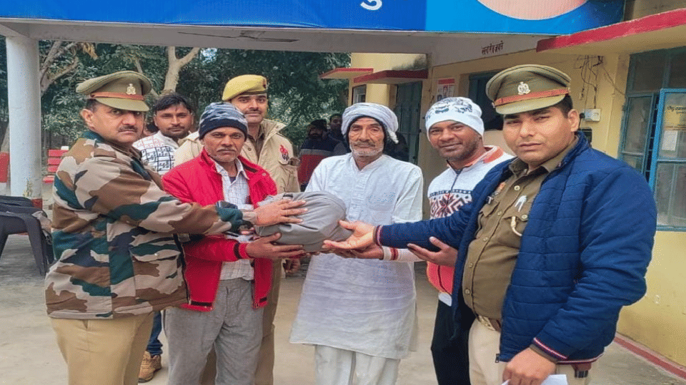 Old man found bag full of five lakh rupees returned to the owner in the police station mathura