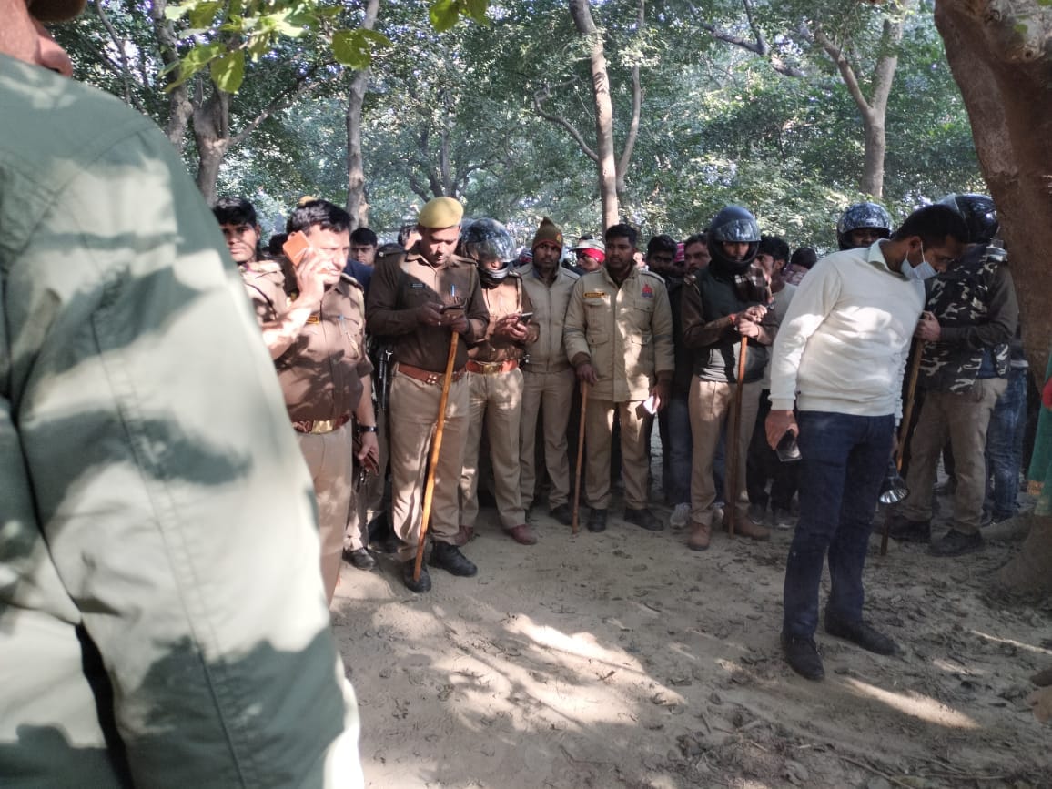 Pratapgarh: Dead body of a young man and woman found hanging from a tree branch, fear of murder