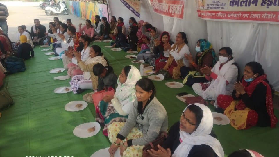 Contract health workers protested by eating straw in Sehore, then applied mehndi in Sidhi