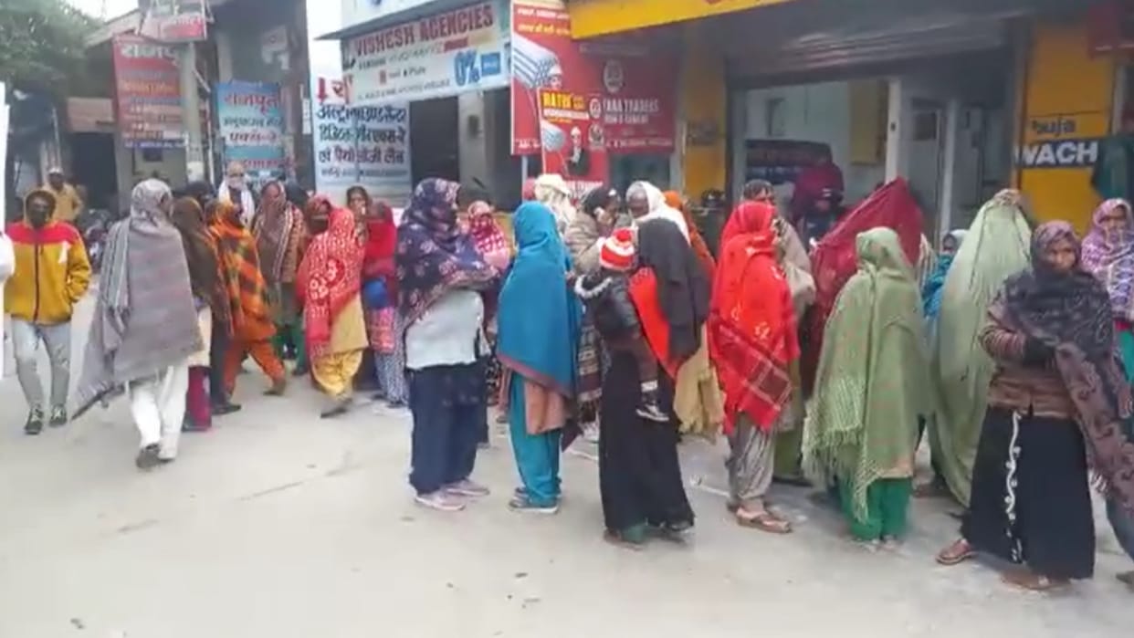 Baghpat News: Officials arrived late in the blanket distribution program, people kept waiting in the cold