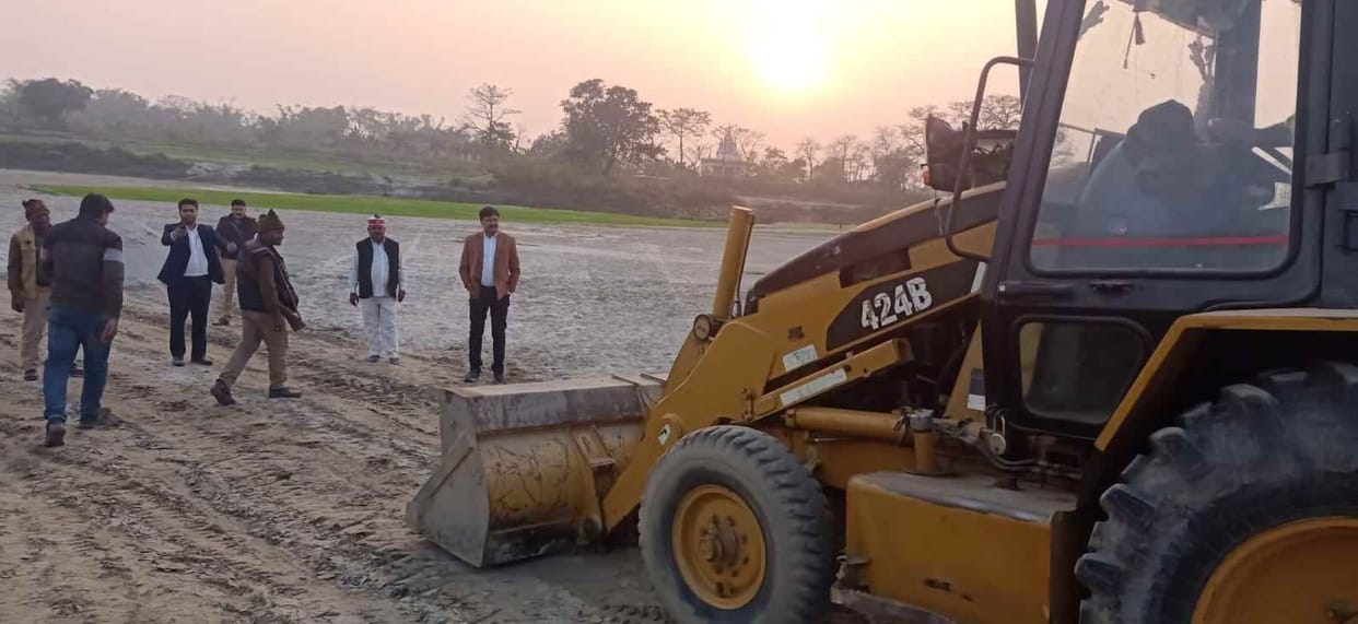 sdm dig road to stop sand mining
