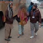 छात्रा के साथ वन स्टॉप सेंटर की टीम।