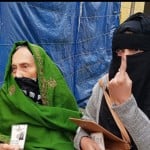 वोटिंग करने पहुंची महिला मतदाता