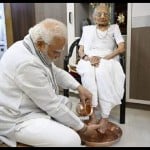 पीएम मोदी की मां हीराबेन