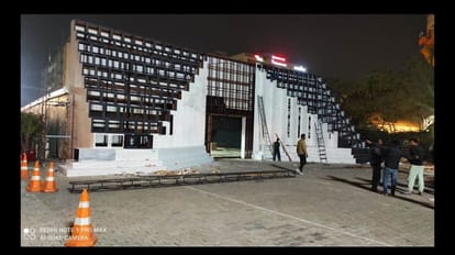 प्रवासी सम्मेलन की प्रदर्शनी गोदाम में