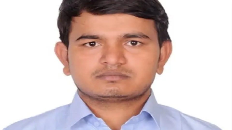 accused man carrying one crore 37 lakh rupees on bike caught on CCTV camera in Agra