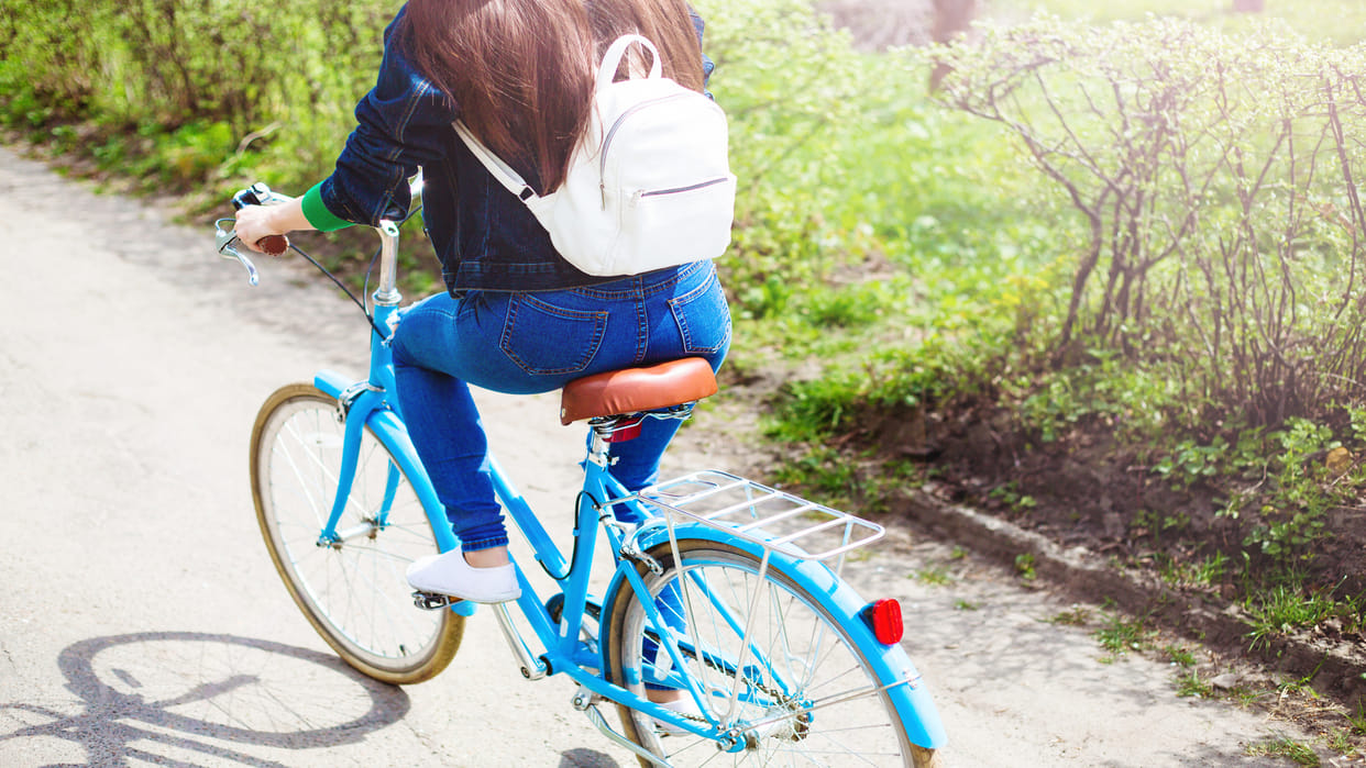 girl left ballia for Gujarat on  bicycle to meet her lover who meet on facebook caught by  police