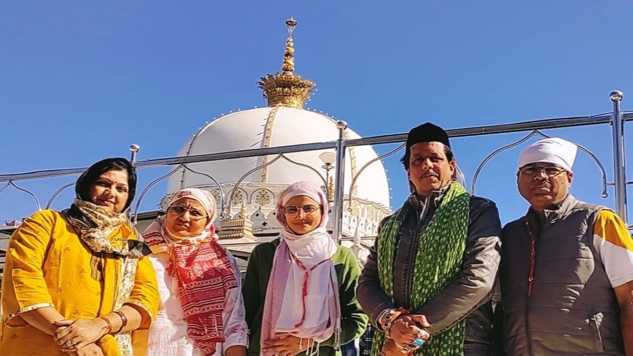 Bollywood actress Pooja Birari reached Dargah Sharif
