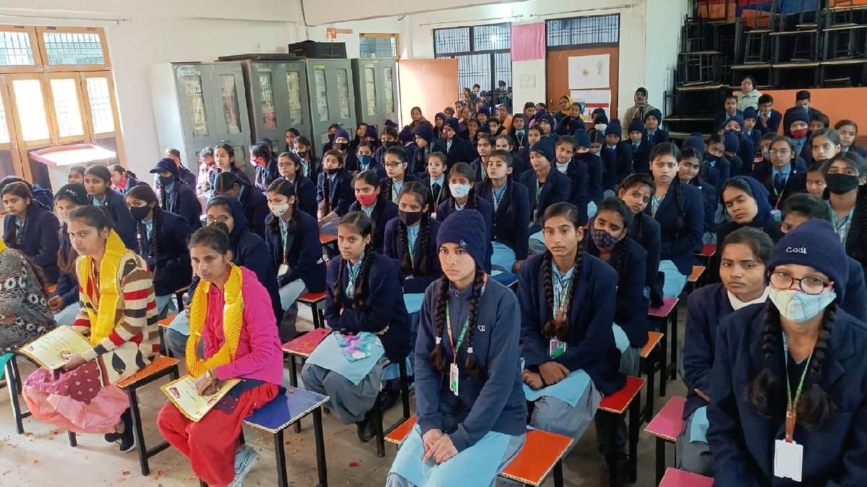 ASP taught self defense tricks to girls in Amar Ujala Aparajita program in Mainpuri