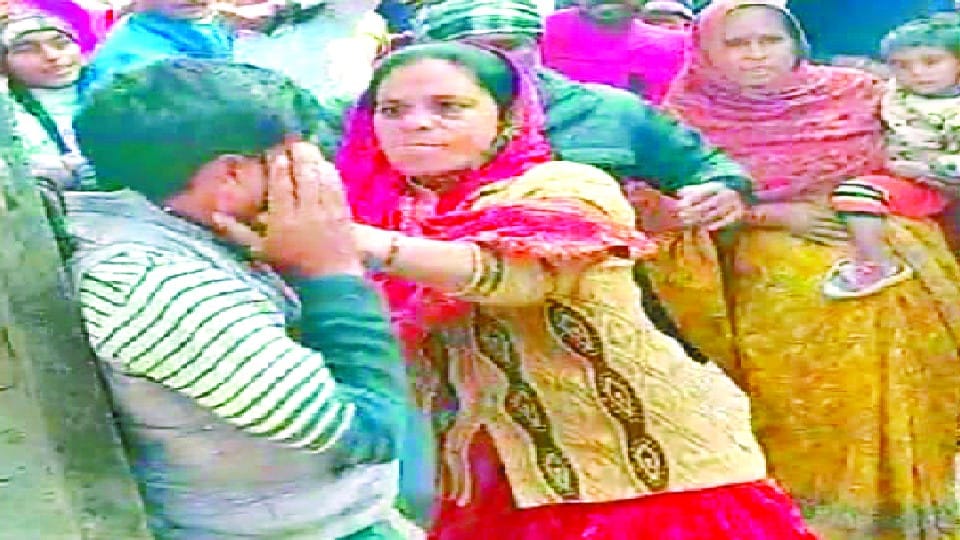 Villagers attacked electricians two linemen injured in Agra