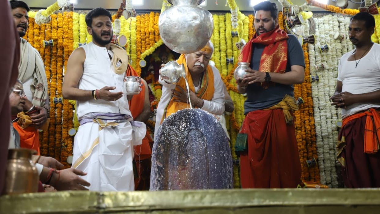 Mohan Bhagwat took blessings of Baba Mahakal unveiled 13 feet high silver water pillar in the temple