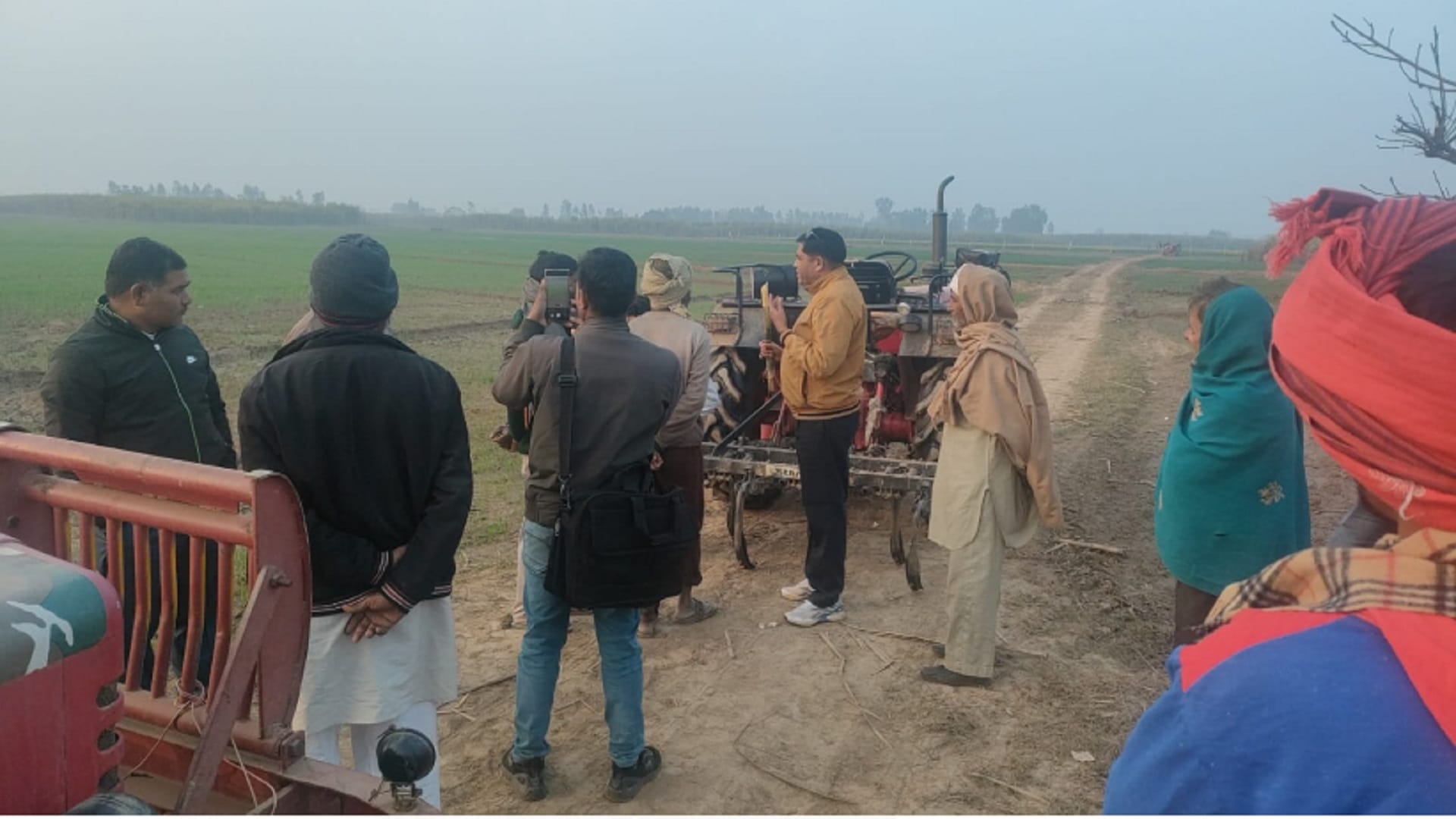 SDM and Tehsildar have freed 200 bigha land of encroachment in Bijnor, see photos