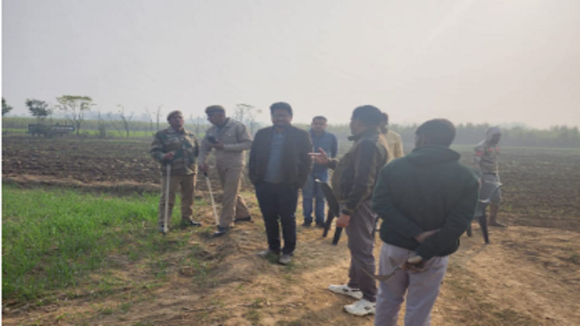 SDM and Tehsildar have freed 200 bigha land of encroachment in Bijnor, see photos