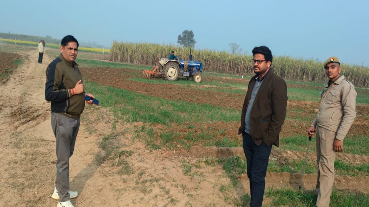 SDM and Tehsildar have freed 200 bigha land of encroachment in Bijnor, see photos