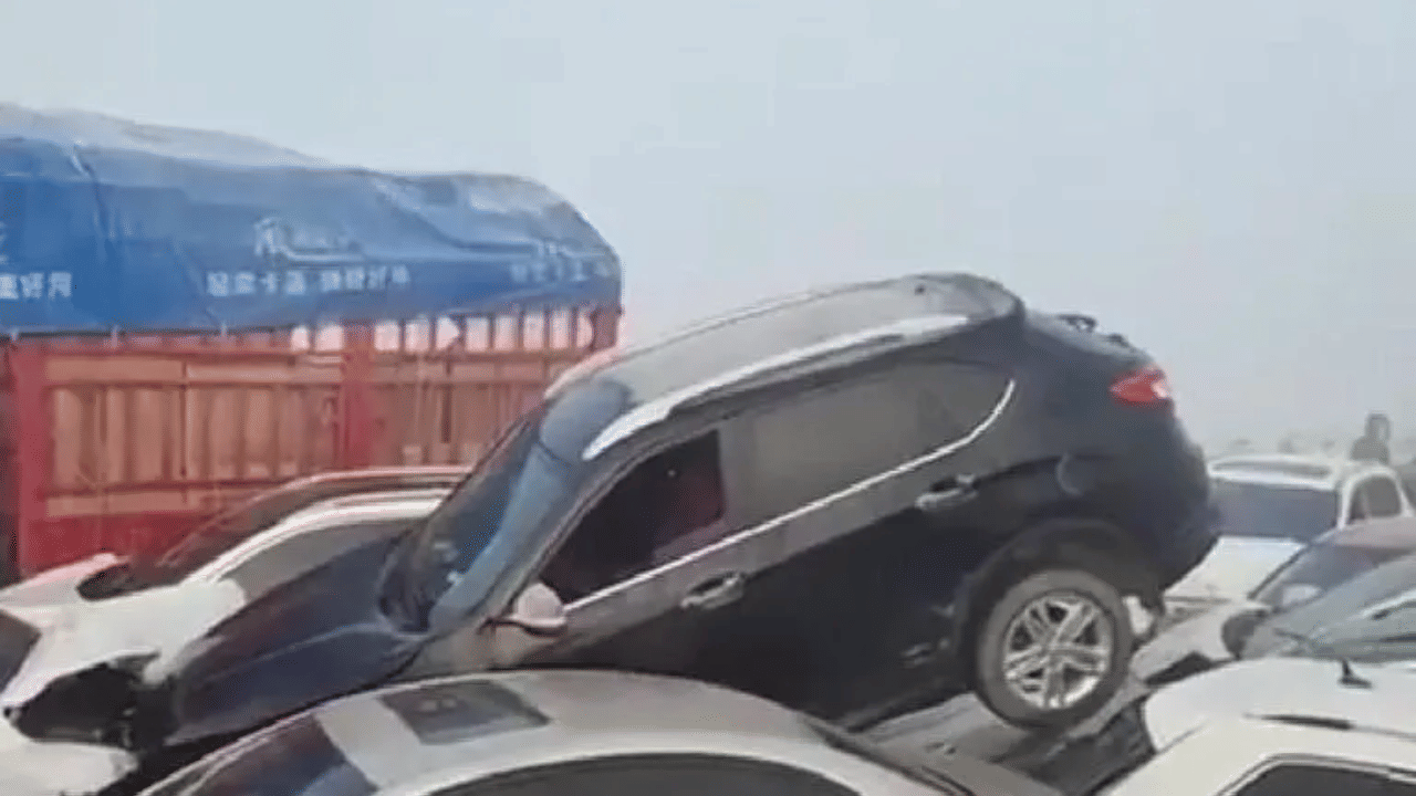 fog causes major vehicle crash in China’s henan, 200 plus vehicles collided know how to stay safe