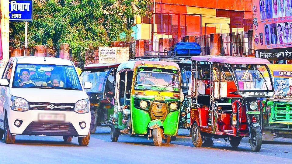 Traffic is operating without traffic lights in Agra