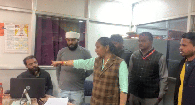 The MLA scolded for not releasing the installment of PM's house