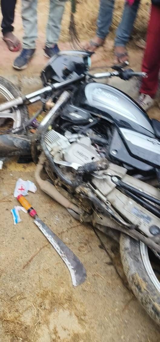Daylight robbery attempt in grain market with weapon, ran away leaving motorcycle