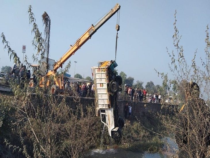 Unbalanced pickup fell into drain pulled out by crane