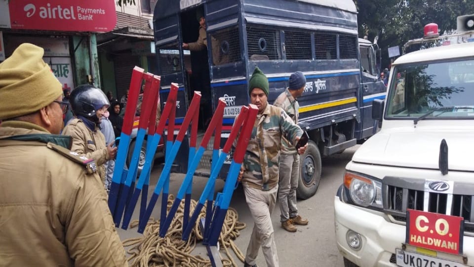 Haldwani News: protest against pillage process thousands of people sat on road