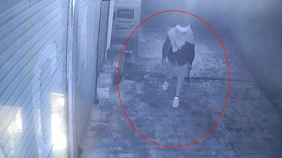 Thief broke locks of 10 shops in Deshwal Complex