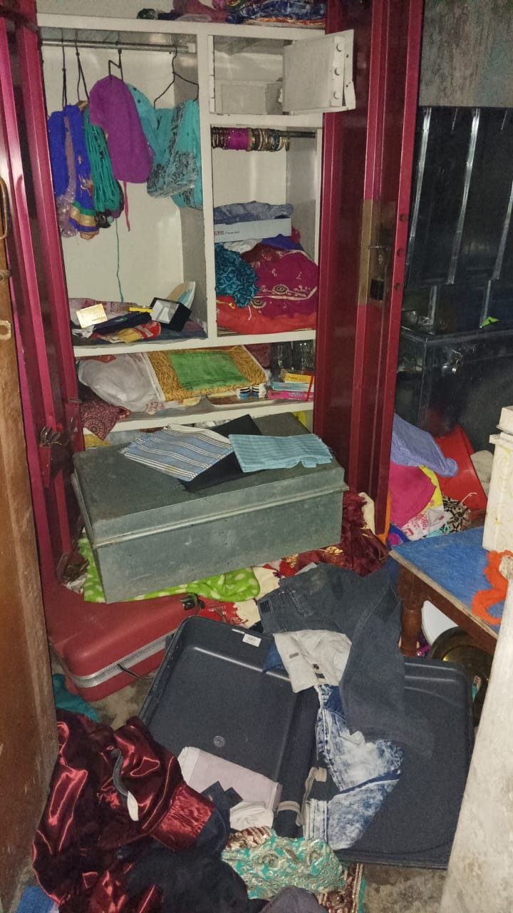 Thieves took away cash and jewelry from locked house