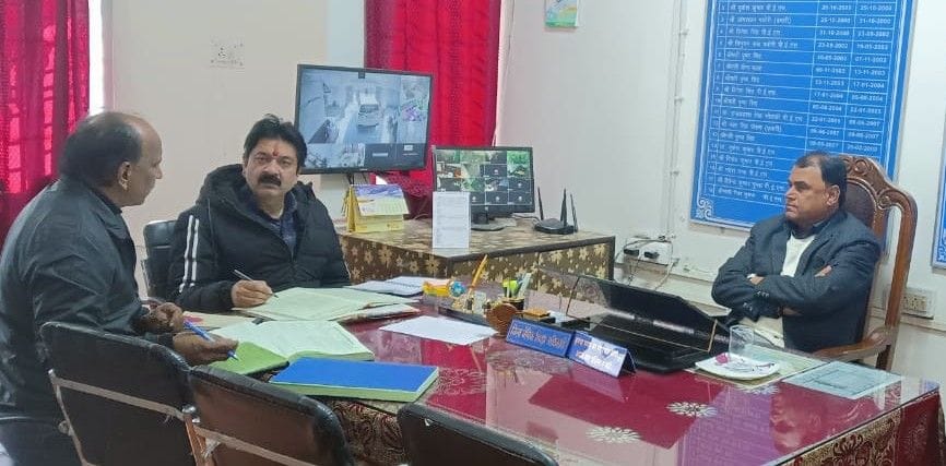 Hathras: 10 officers and employees including BSA found absent, salary withheld