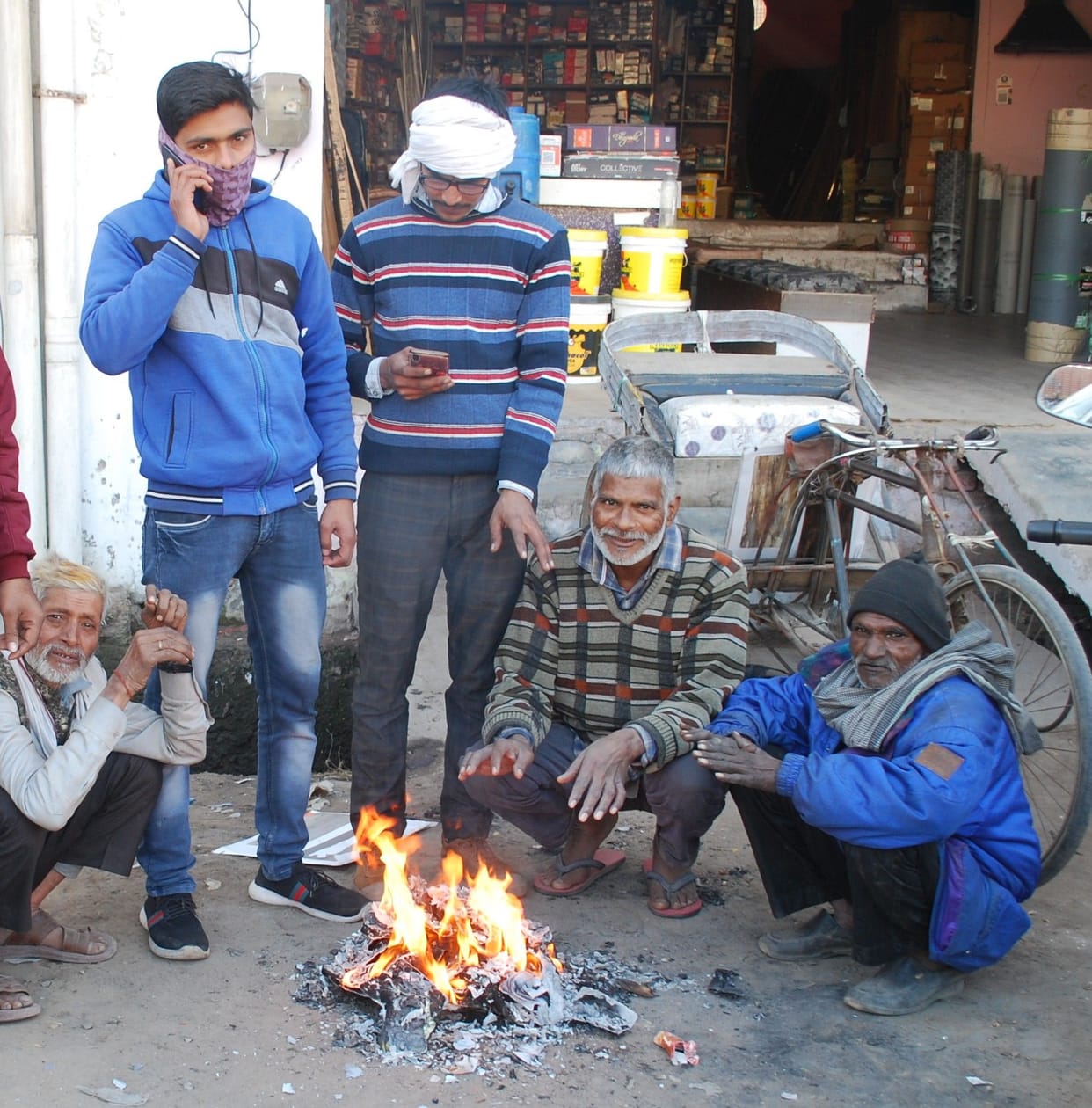 Hathras: Torture of cold wave till morning, relief from sunlight in the afternoon