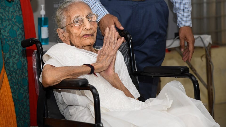 PM Modi Mother Health Heeraben Live Updates Admitted in Un Mehta Hospital Ahmedabad Gujarat News in Hindi