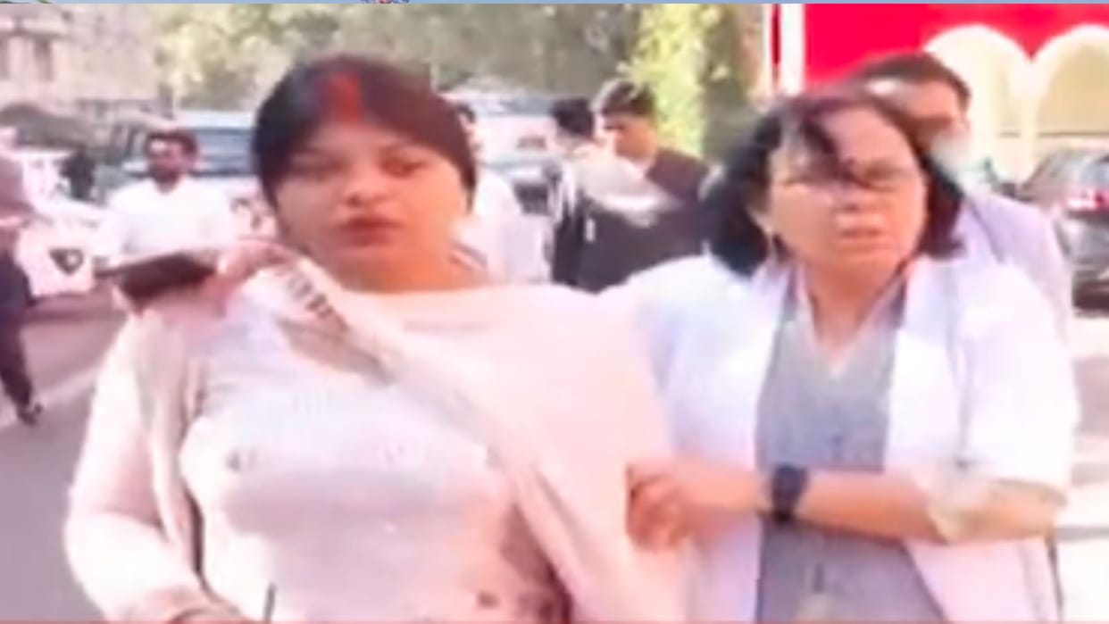 Woman beat up lady doctor in Jabalpur, slapped her many times
