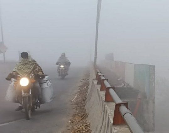 People shivered due to cold wave, vehicles passed by lighting the lights even in the day