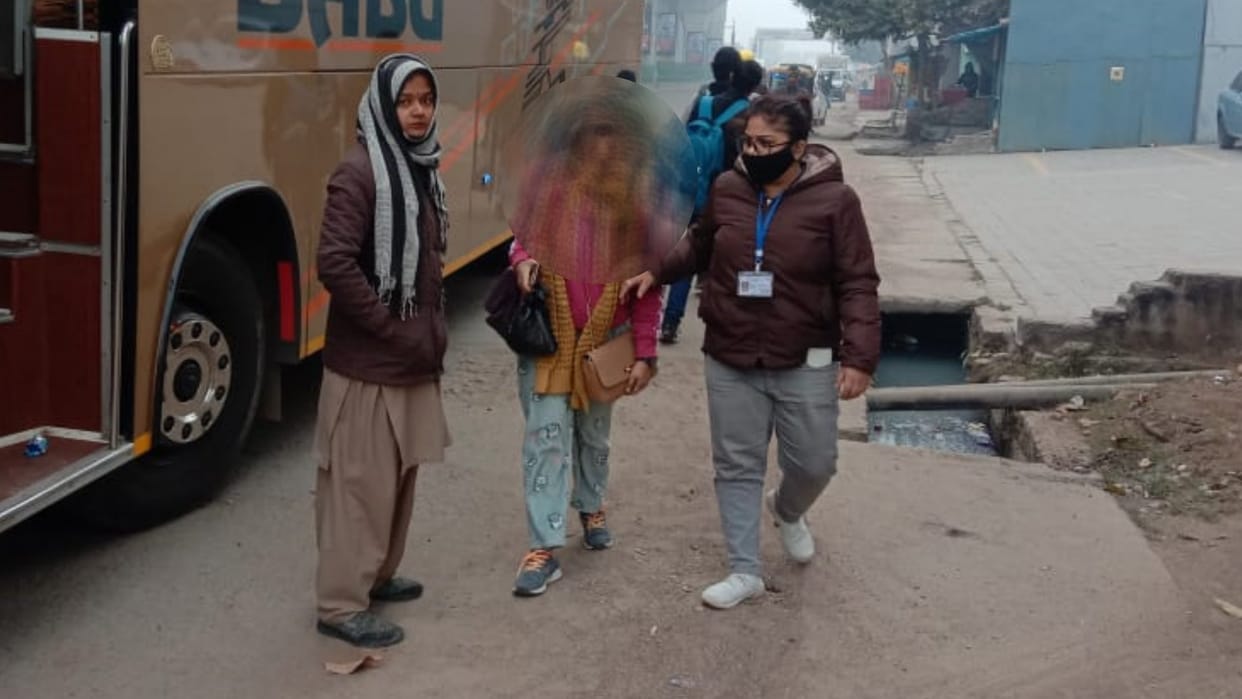 One stop center team rescued a girl and her brother from Kota to Lucknow.