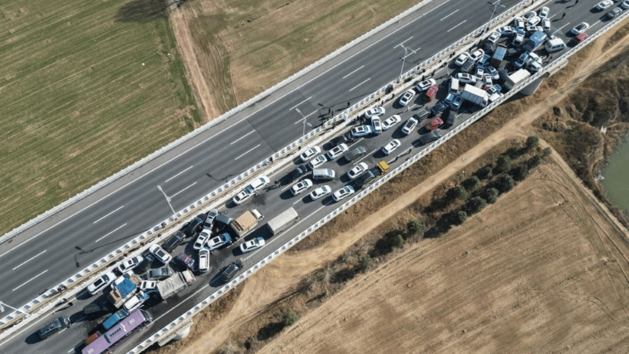 fog causes major vehicle crash in China’s henan, 200 plus vehicles collided know how to stay safe