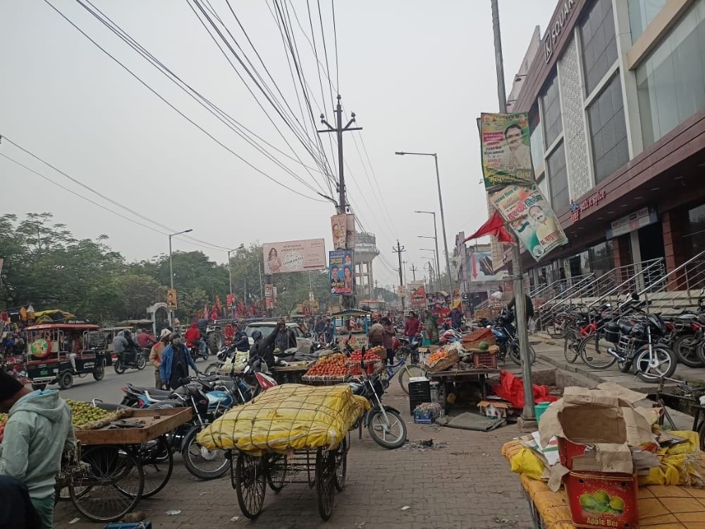 Vehicles are parked everywhere in the city, there is a jam, increased trouble