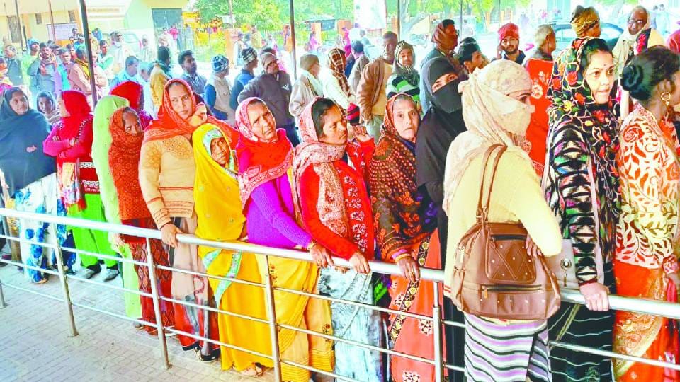 half a hundred patients returned without treatment even after standing in line for hours In Mainpuri