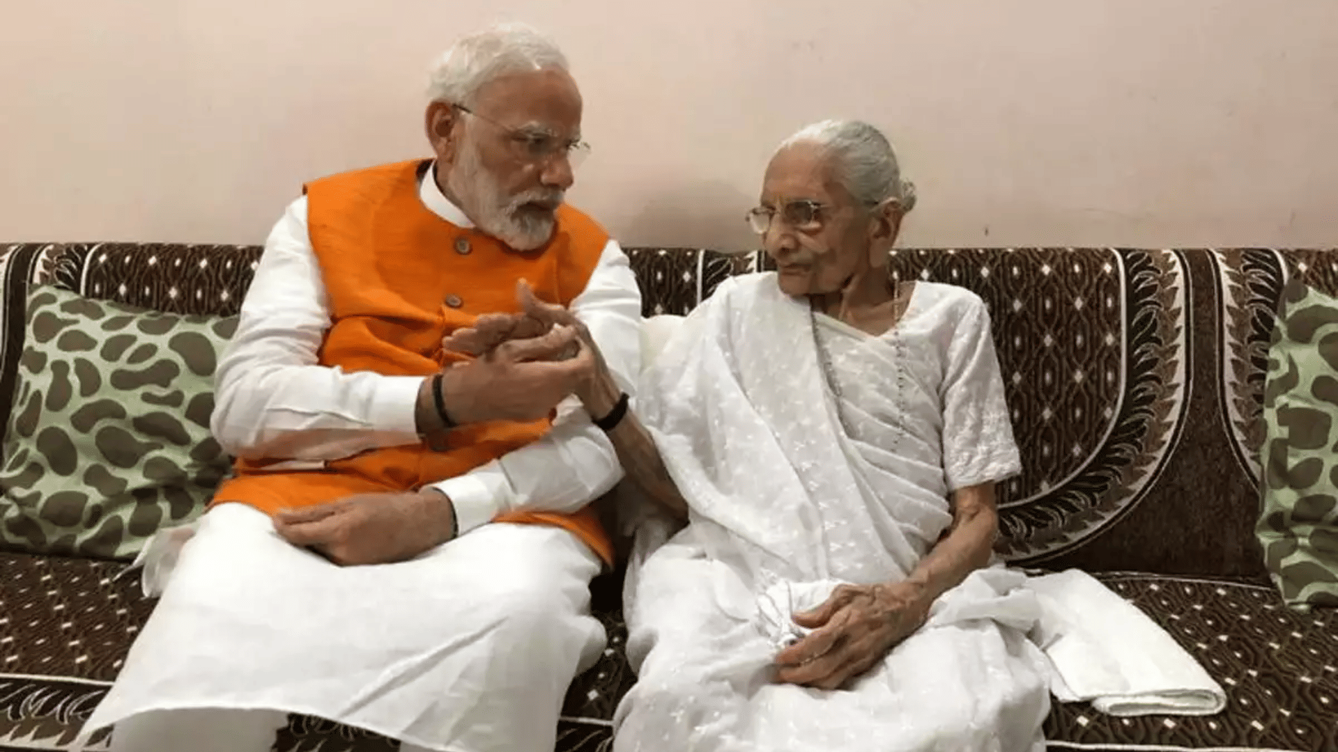 Photos Modi came to meet Heeraben on December 4 took blessings see the love of mother and son in pictures