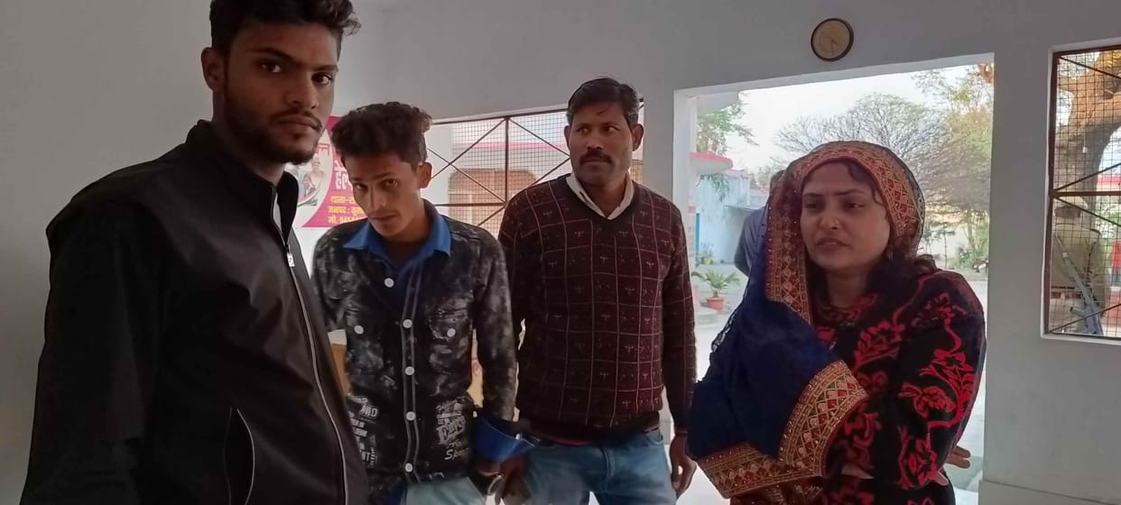 The crooks ran away after snatching one lakh rupees from a woman