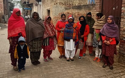 रतिया के वार्ड नंबर 5 में रोष जताती महिलाएं।