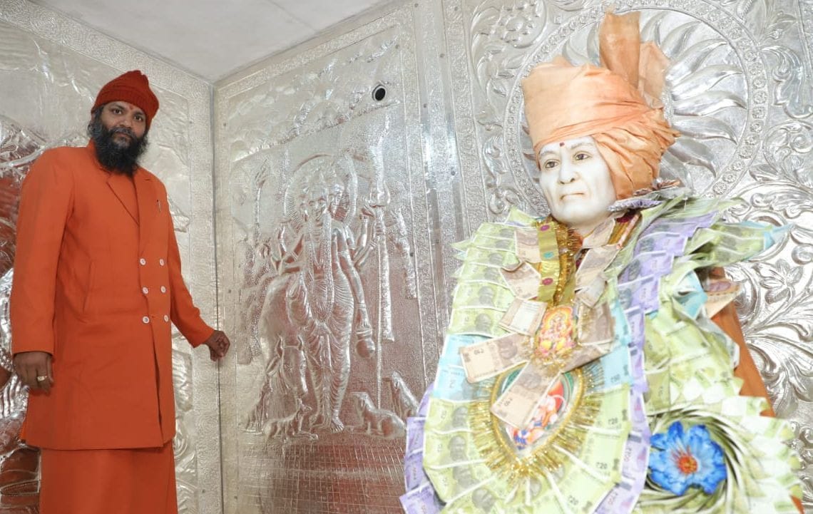 Devotees decorated the tomb with 251 kg of silver on fulfillment of the vow sought from Baba Jahargiri