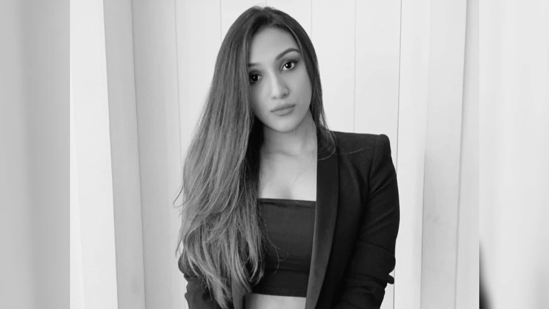 rajkumar santoshi  daughter tanisha unveils first look from her debut movie gandhi godse ek yudh