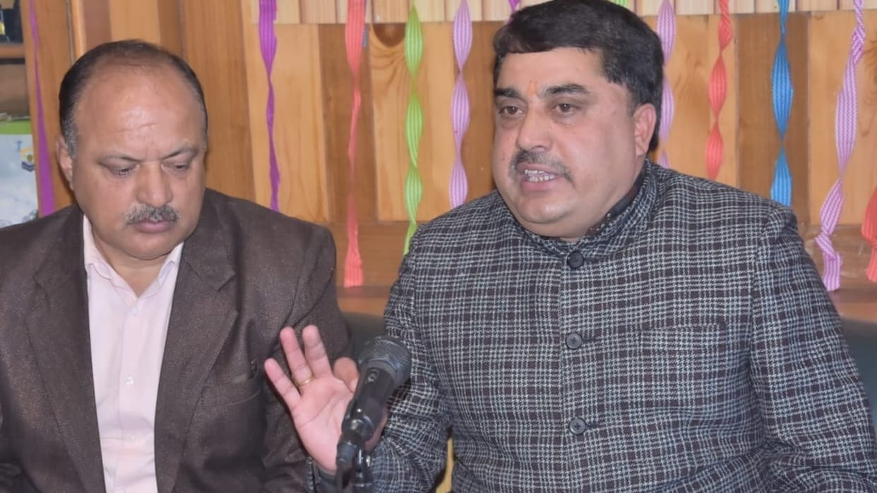 Himachal Pradesh Arajpatrit Karamchari Mahasangh vinod thakur statement on former CM Jairam Thakur