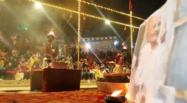 Prayer for PM Modi  mother health in varanasi Mahamrityunjaya Mantra and Ganga Aarti at Assi Ghat