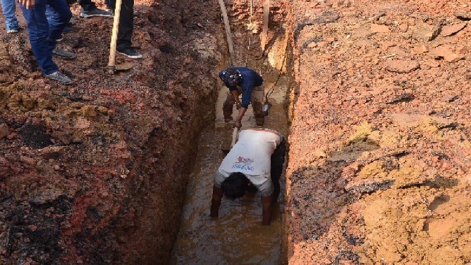 water supply stalled due to pipeline broken by green gas company in agra