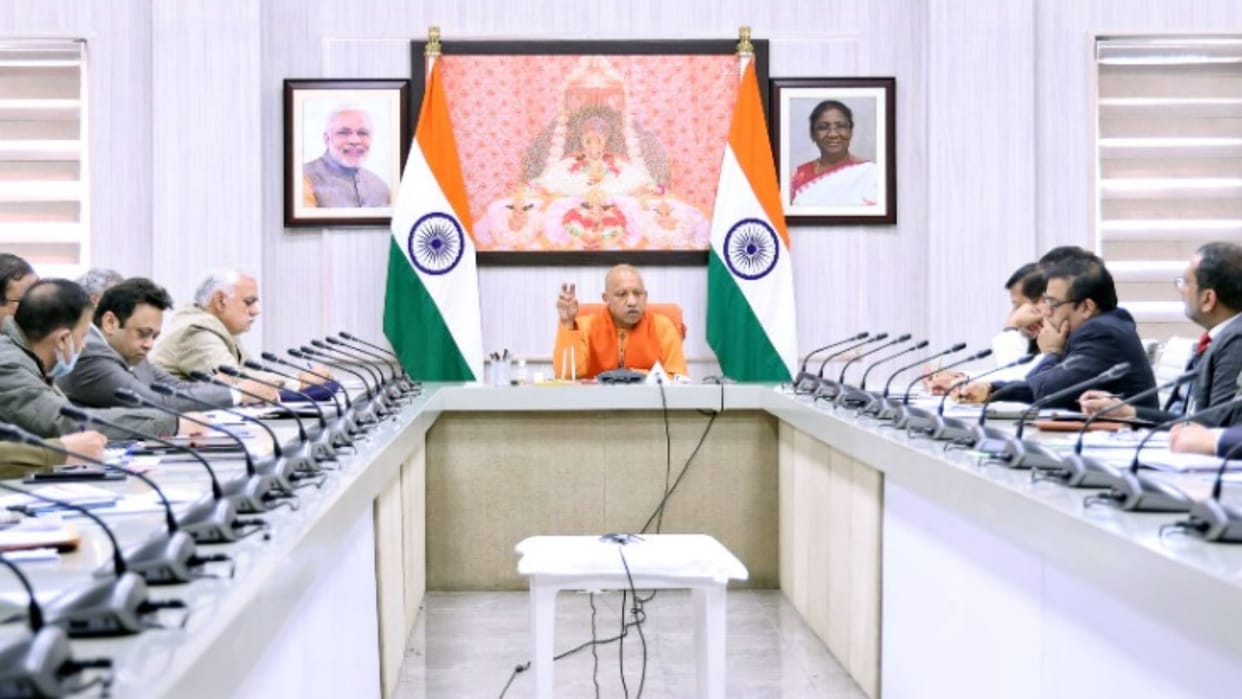 CM Ypgi Adityanath meeting with officers over g 20.