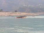 टिहरी झील में कयाकिंग और कैनोइंग में दमखम दिखाते खिलाड़ी।